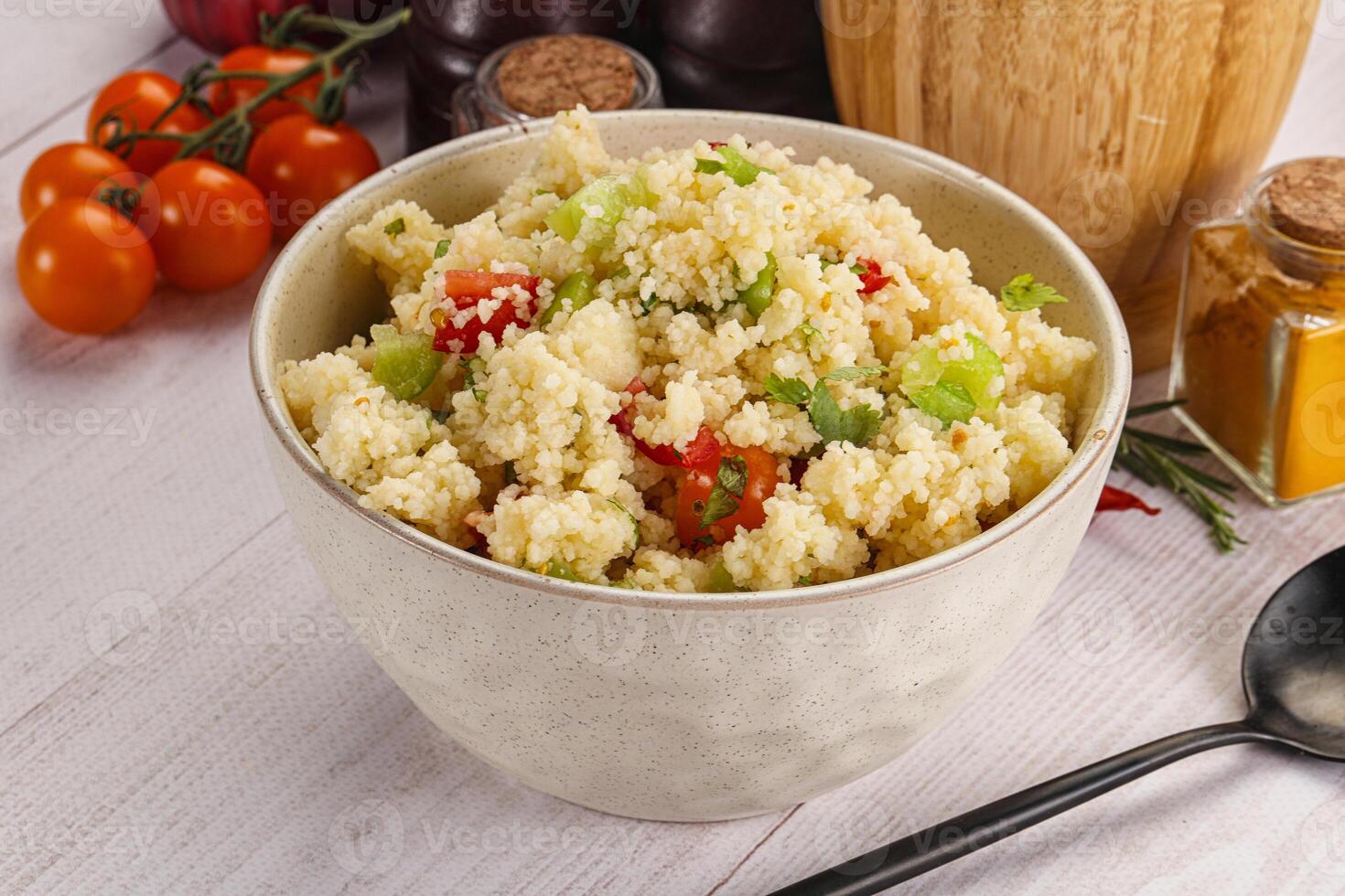 végétalien cuisine couscous avec des légumes photo