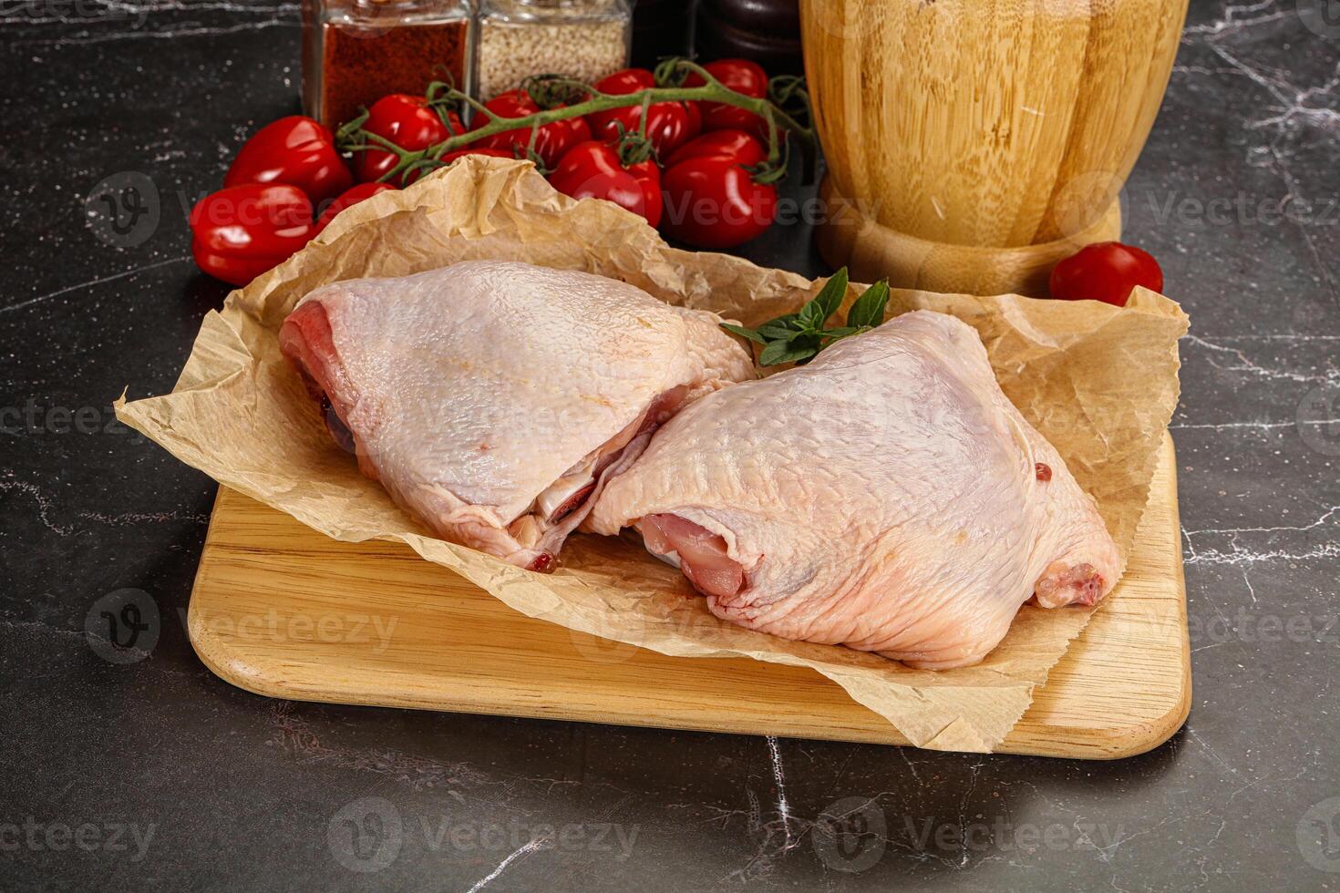 cuisse de poulet crue pour la cuisson photo