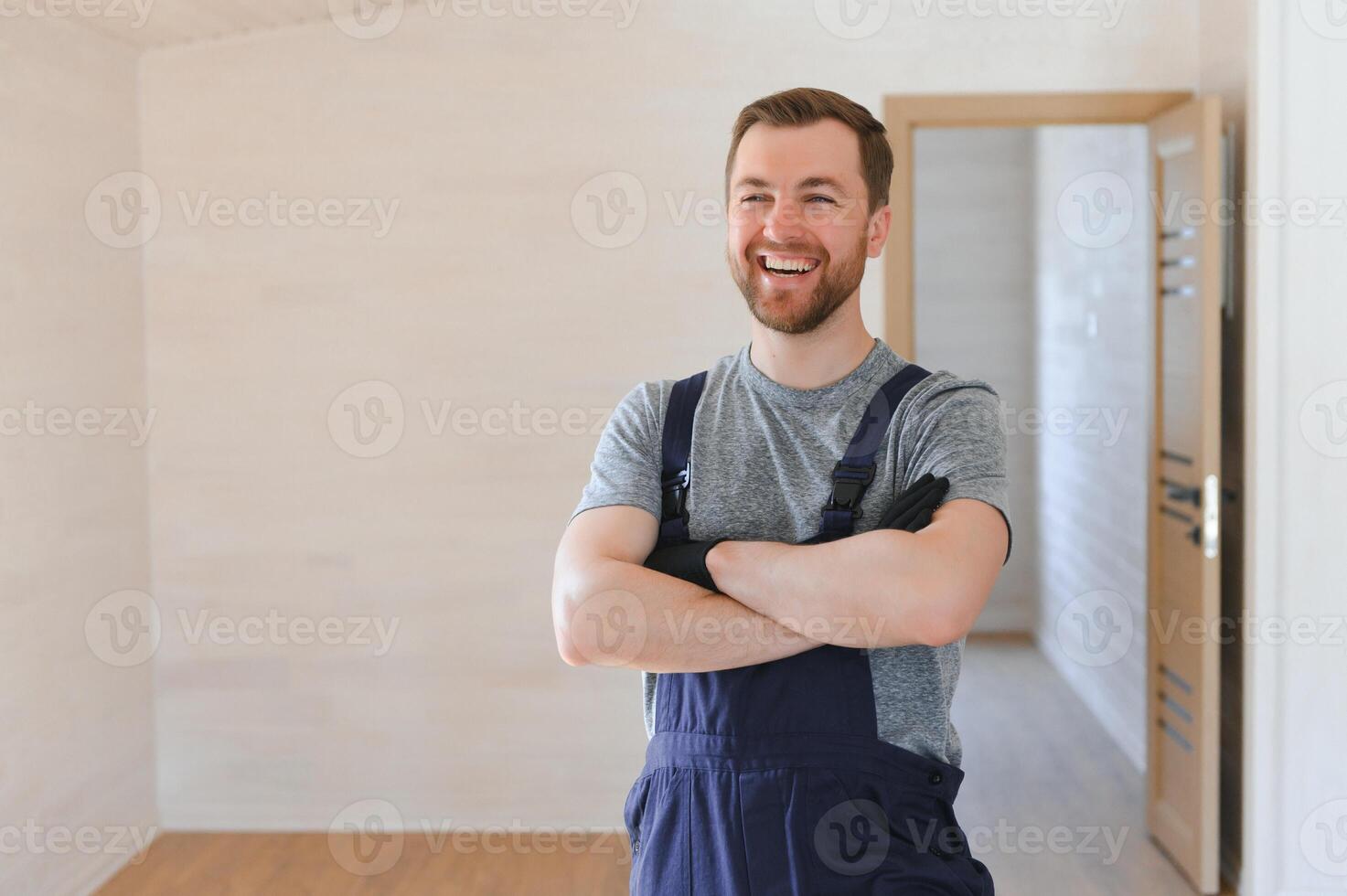 portrait de une construction ouvrier ou dépanneur dans le maison. photo