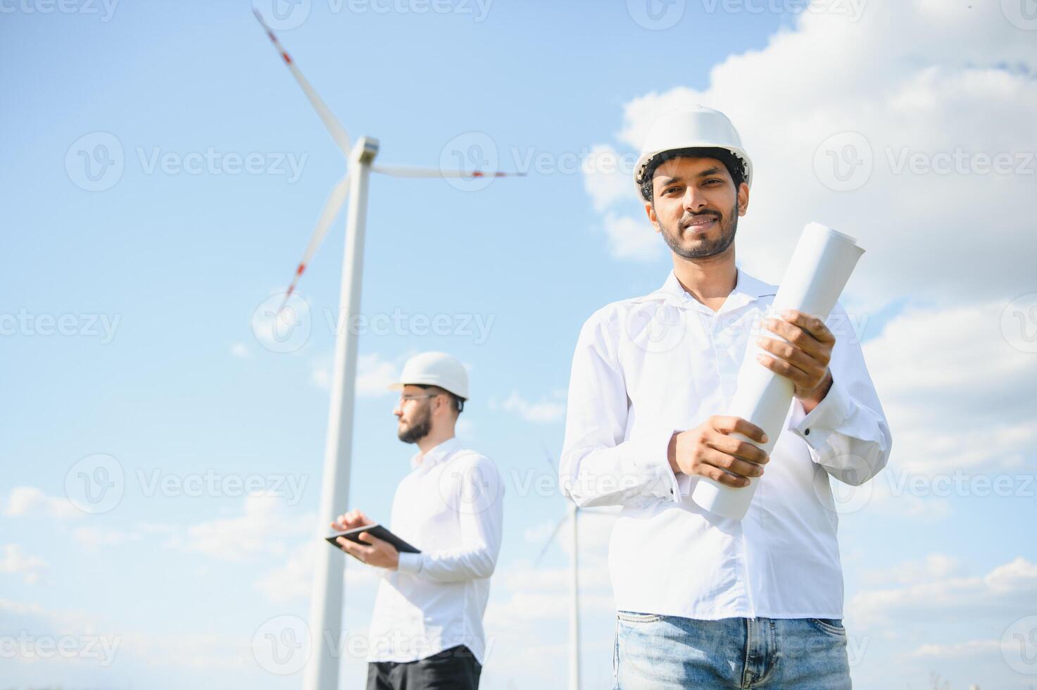 deux asiatique ingénieurs Masculin vérification vent turbines. renouvelable énergie La technologie et durabilité. alternative énergie pour avenir. photo