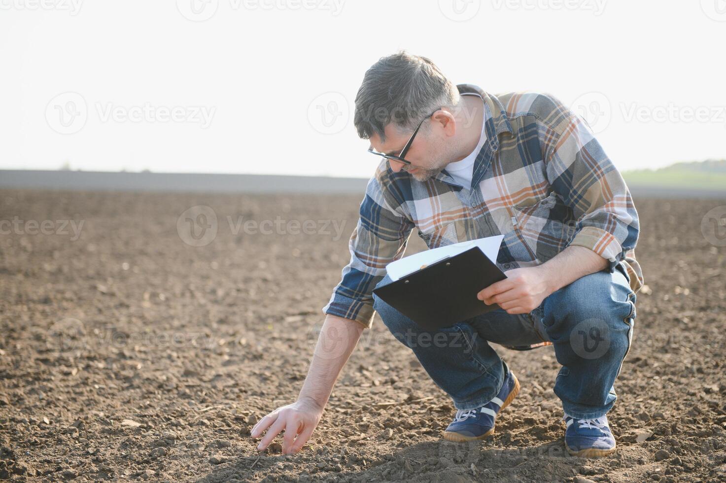 une agriculteur chèques qualité de sol avant semis. photo