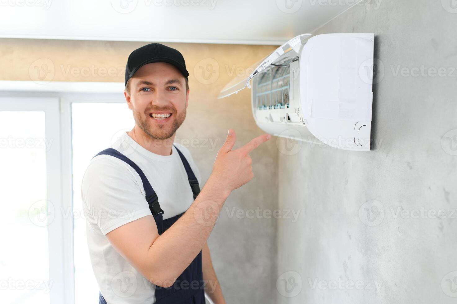 Masculin technicien réparer air Conditionneur à l'intérieur photo