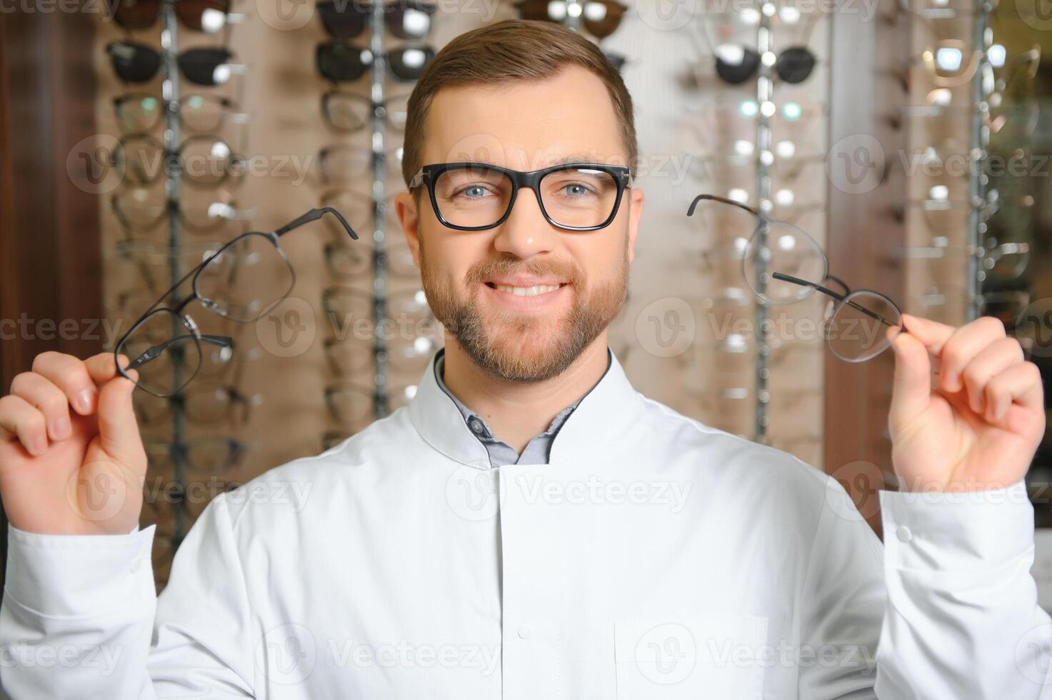 Masculin ophtalmologiste avec lunettes dans clinique photo