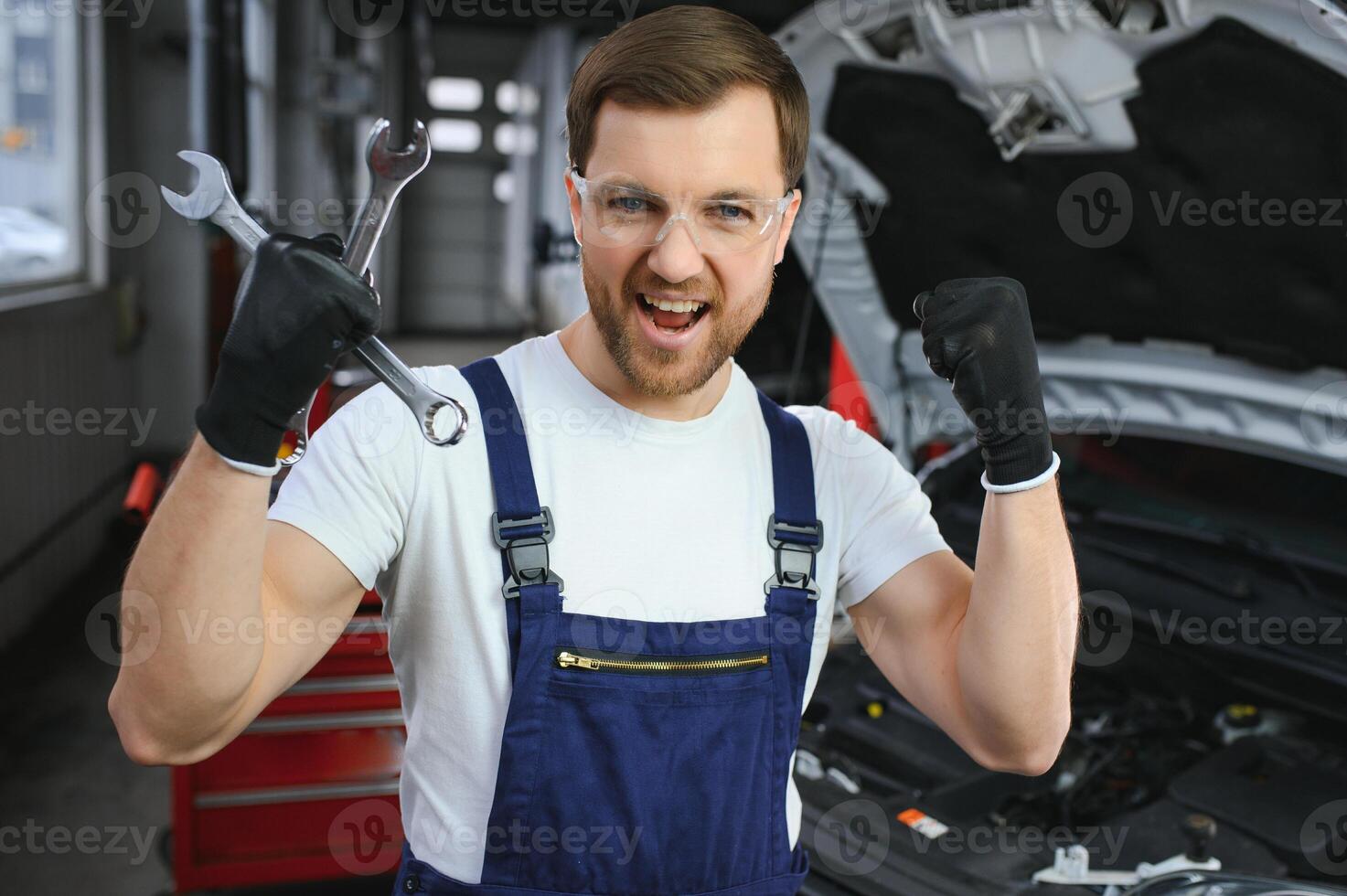 auto mécanicien travail sur voiture moteur dans mécanique garage. réparation service. photo