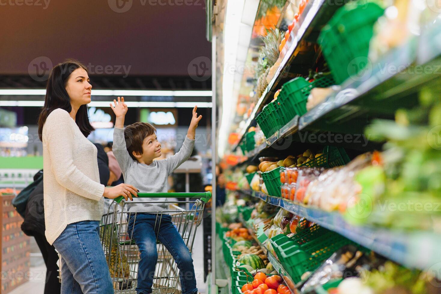 mère et sa fils achat des fruits à une Les agriculteurs marché photo