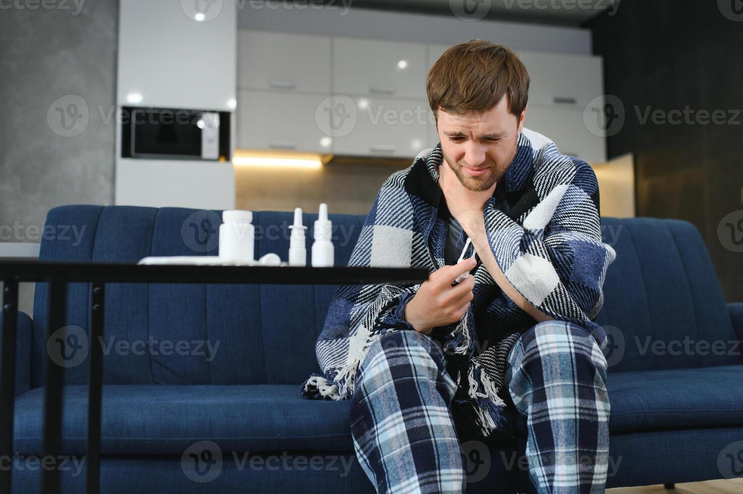 gens et santé problème concept - malheureux malade homme pulvérisation le sien gorge avec oral vaporisateur dans lit à Accueil photo