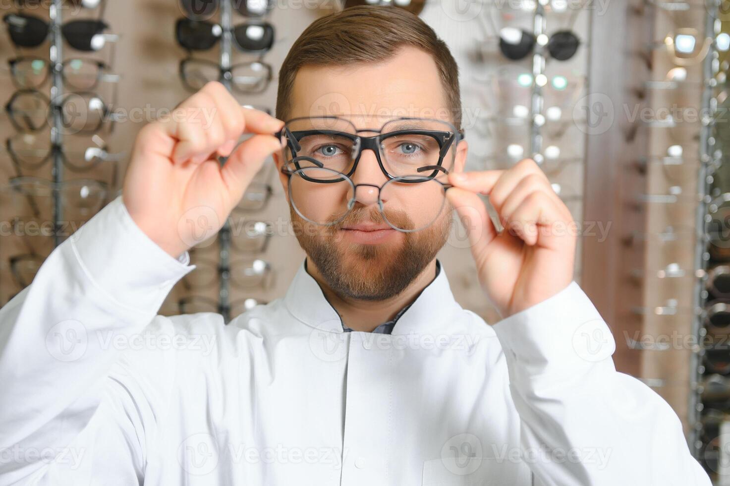 Beau ophtalmologiste en portant lunettes pour une essayer dehors. optométriste offre à porter une paire de lunettes. photo