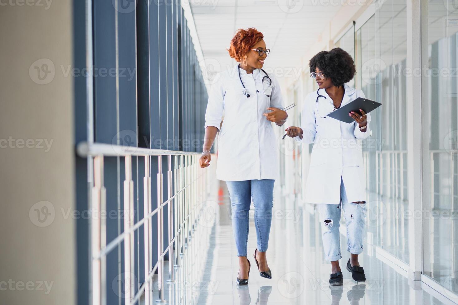 portrait de médical Personnel dans couloir de moderne hôpital photo