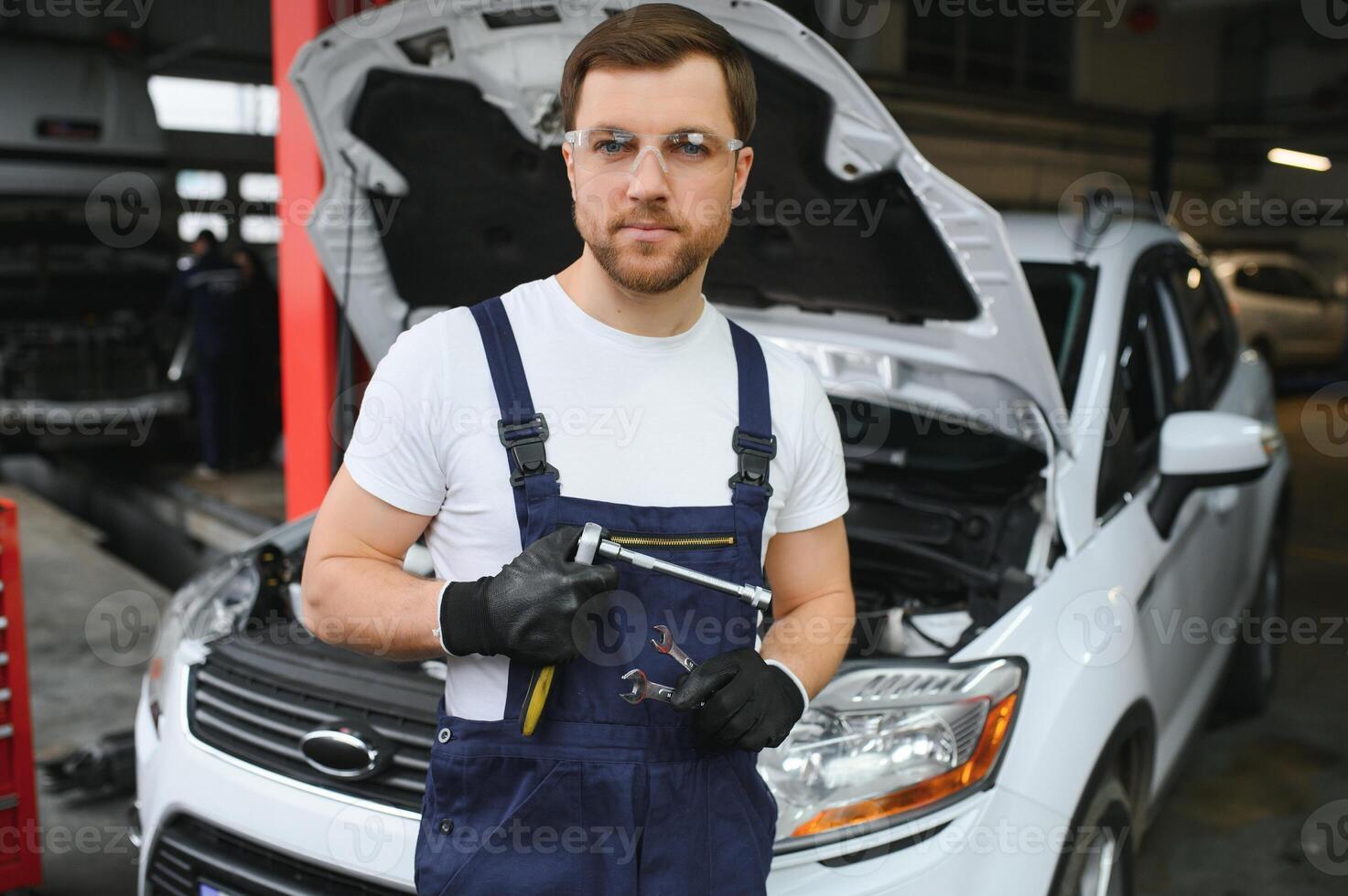 auto mécanicien travail sur voiture moteur dans mécanique garage. réparation service. photo