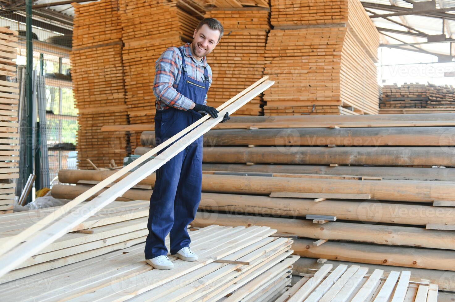 Masculin ouvrier plis planches. scierie. bois récolte processus photo