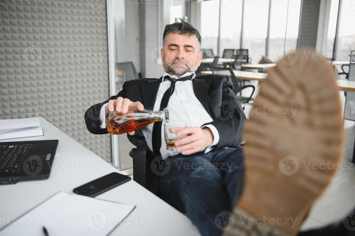 vieux homme d'affaire en buvant de stress. photo