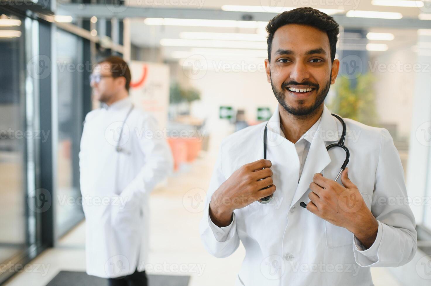 portrait de une asiatique Indien Masculin médical médecin dans uniforme photo