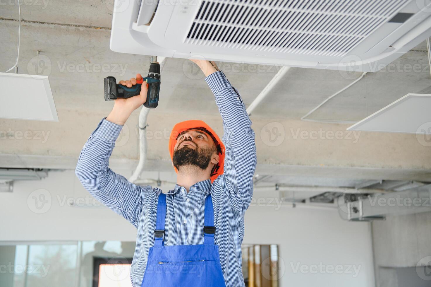 électricien réparer air Conditionneur à l'intérieur photo