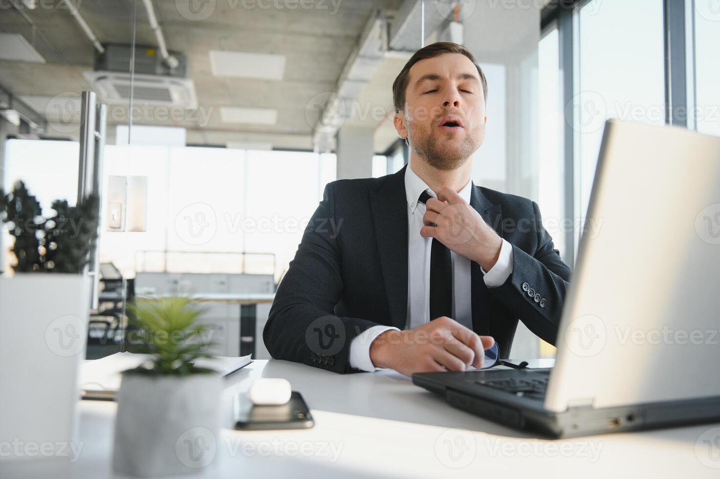 portrait de stressé en dehors et inquiet gênant surmené homme d'affaire entrepreneur à la recherche les documents rapport dans moderne brillant Bureau travail en dessous de pression et serré date limite photo