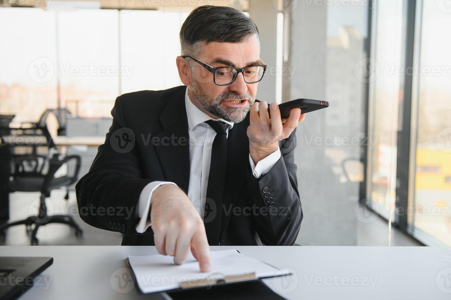 en colère furieux frustré homme d'affaire parlant sur téléphone se plaindre sur mal un service résolution affaires entreprise problème, agacé stressé patron directeur faire appel argumenter par mobile Téléphone asseoir à Bureau bureau photo