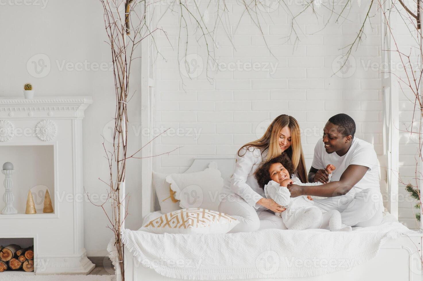 excité multiracial Jeune famille avec peu fille enfant avoir amusant, fou de joie heureux. international maman et papa jouer avec petit fille, prendre plaisir fin de semaine à Accueil ensemble photo