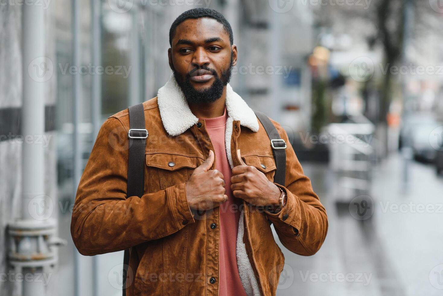 africain américain homme sur le rue. photo