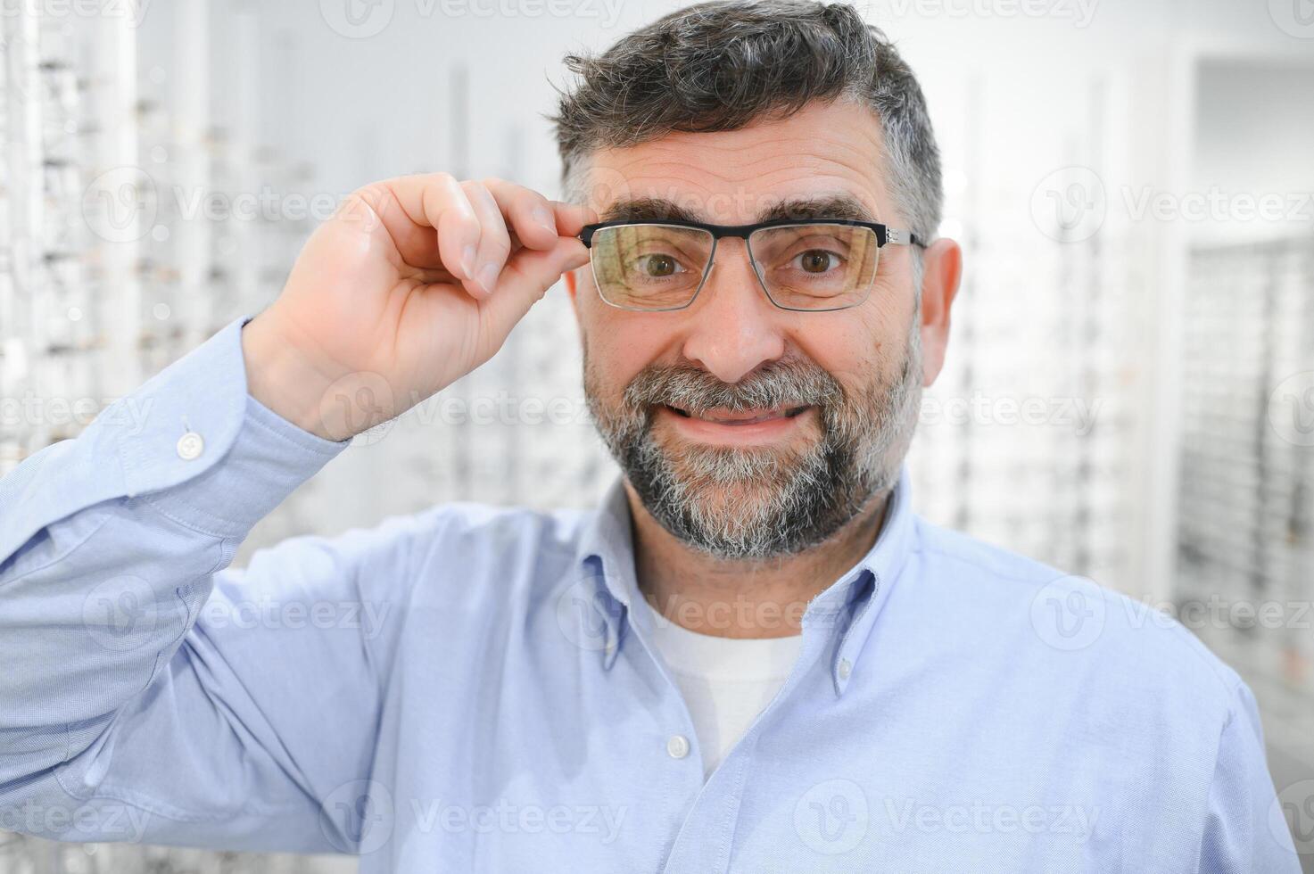 des lunettes vérifier, Sénior vision et personnes âgées homme à une consultant optométrie clinique pour bien-être. content, sourire et vieux visage avec lentille, Cadre et lunettes choix dans une boutique pour Aidez-moi avoir une ordonnance. photo