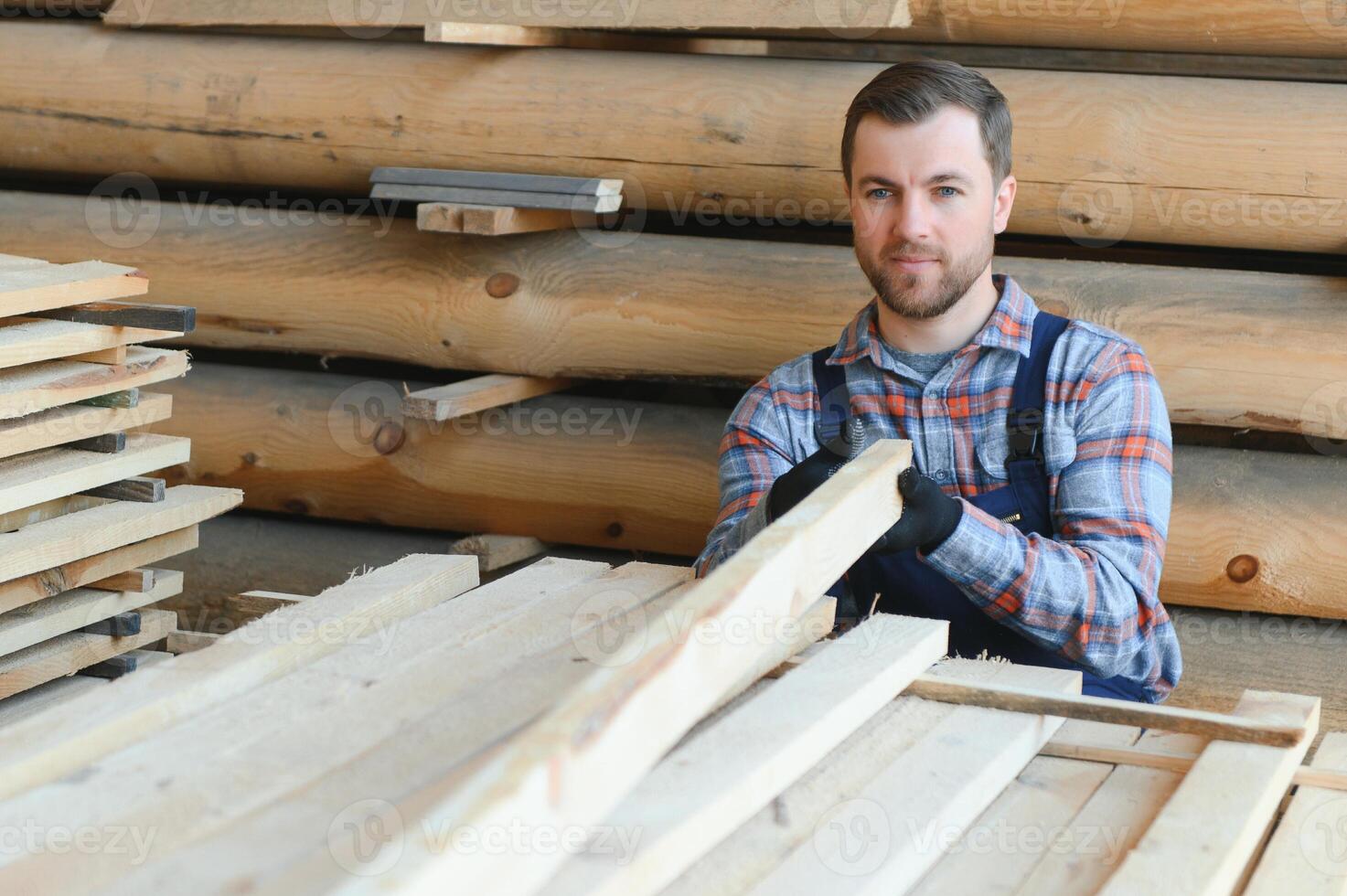 Masculin ouvrier plis planches. scierie. bois récolte processus photo