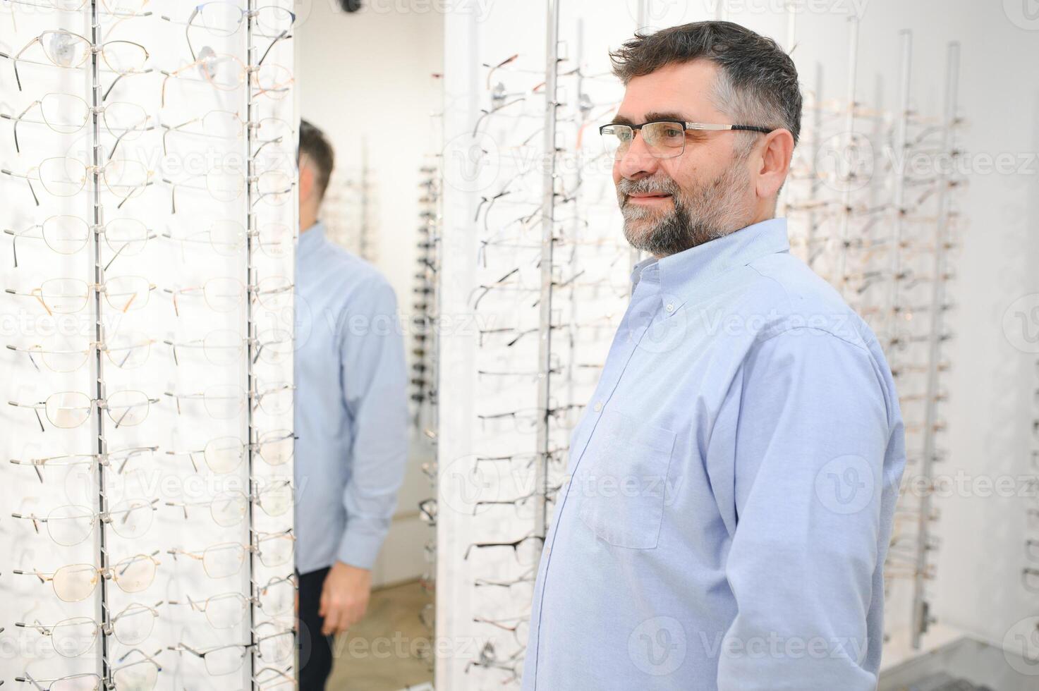 Sénior Masculin client à choisir une lunettes photo