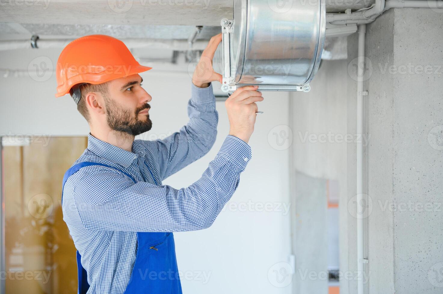 HVAC ouvrier installer canalisé tuyau système pour ventilation et air conditionnement. copie espace photo