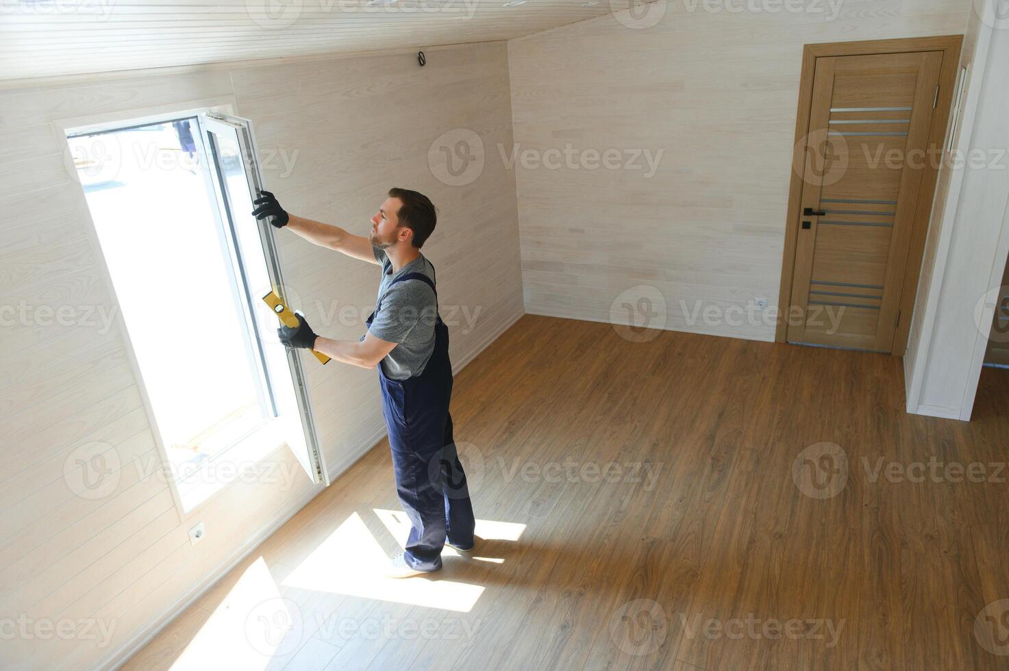 processus de construction Nouveau et moderne modulaire maison de composite siroter panneaux. ouvrier homme dans spécial protecteur uniforme porter travail sur bâtiment développement industrie de énergie efficace propriété. photo