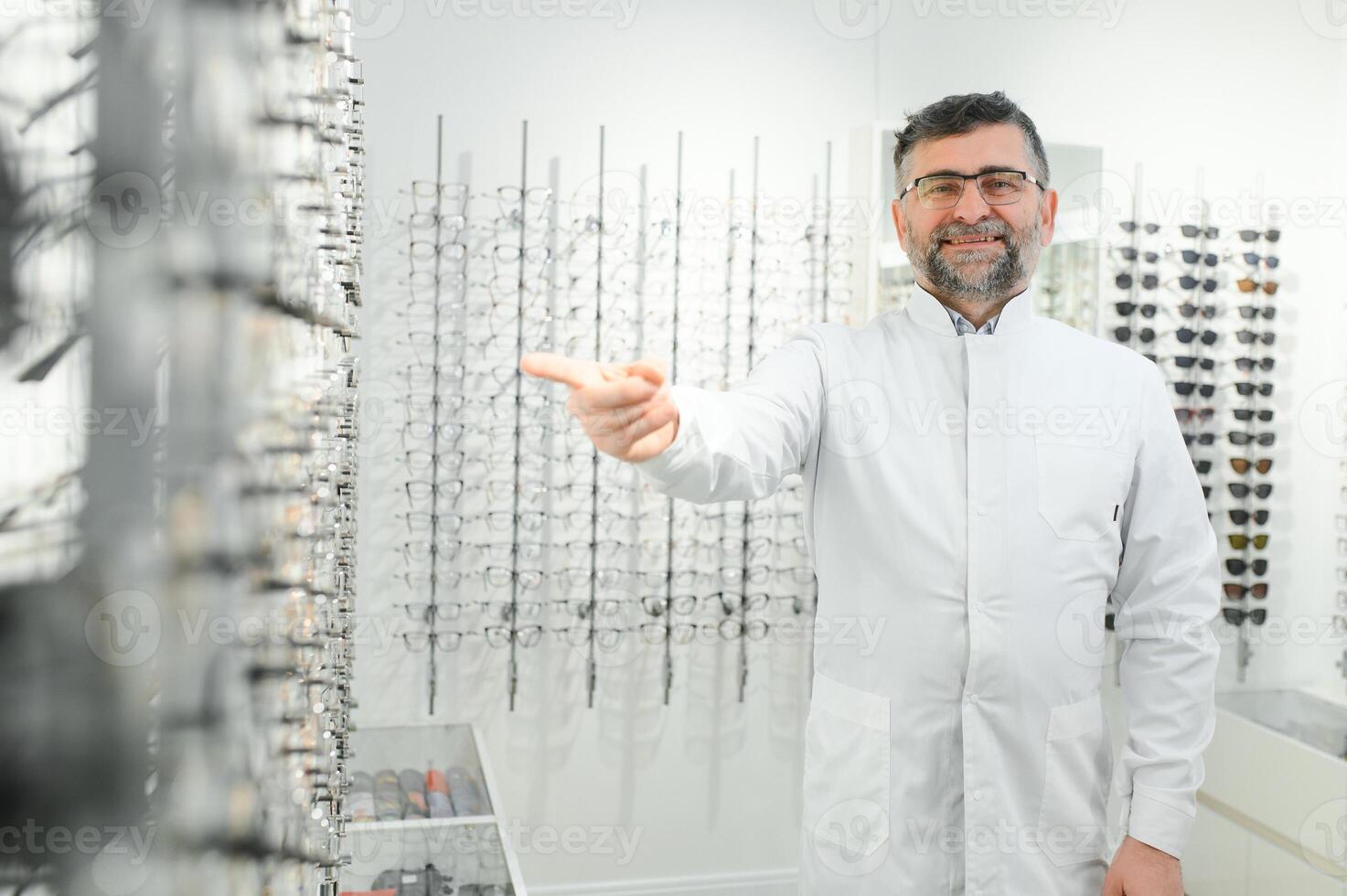 portrait de une Beau ophtalmologiste dans de face de le vitrine avec lunettes dans le hôpital. photo