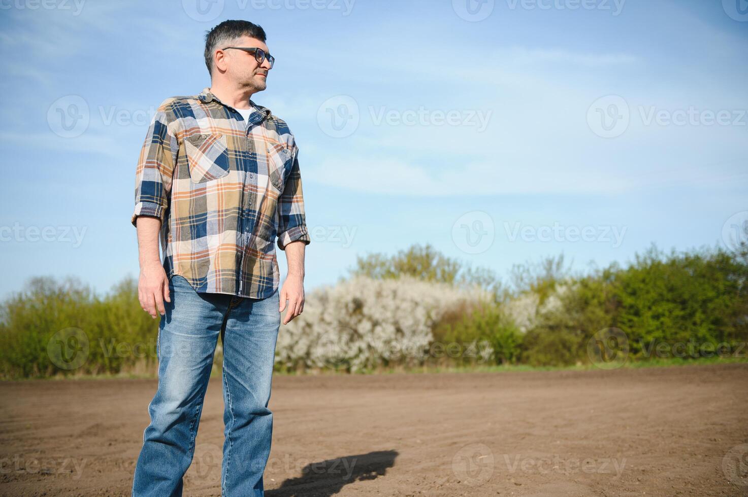 un personnes âgées agriculteur dans une labouré champ. agriculture, surgir concept. photo