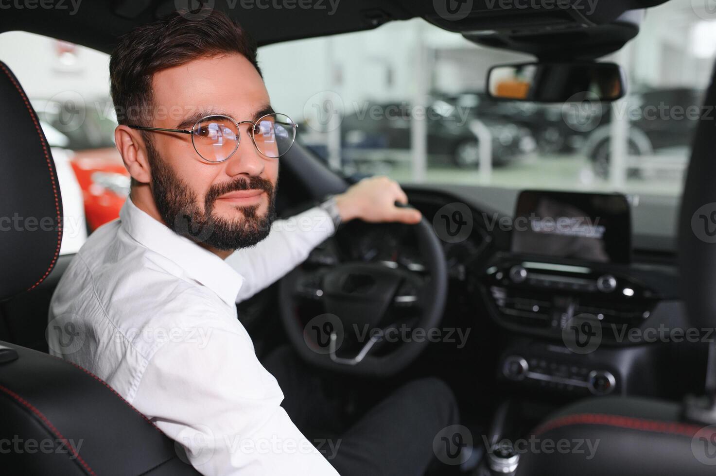 transport, véhicule et gens concept - Masculin voiture chauffeur à la recherche à passager sur retour siège photo