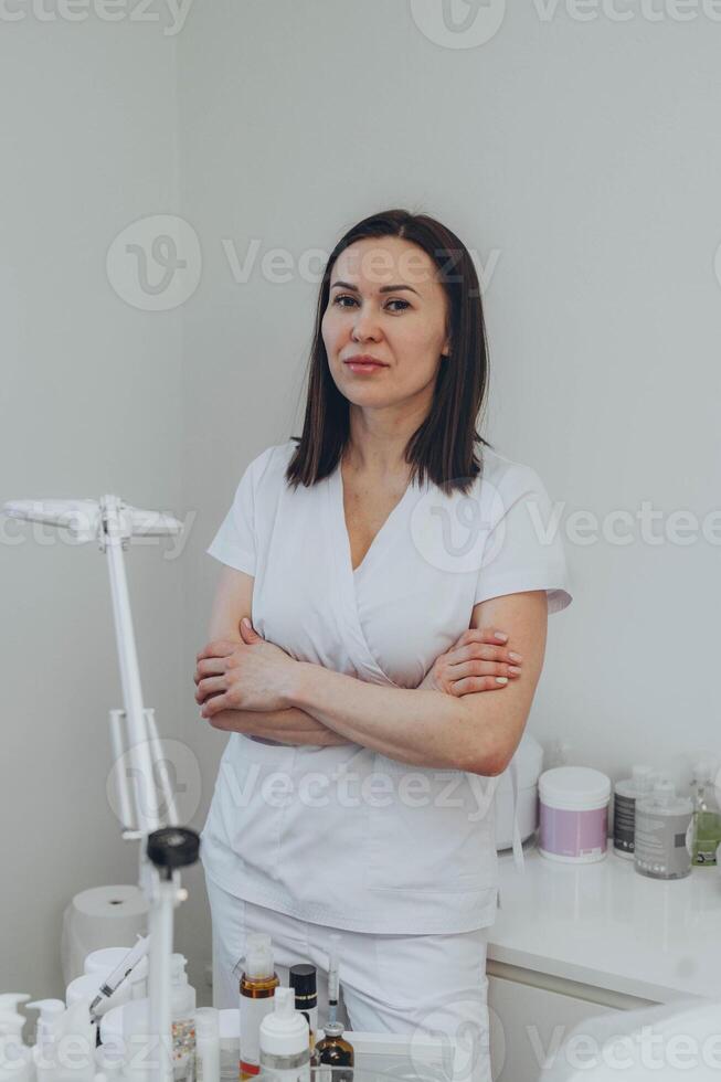 une femme médecin est une cosmétologue dans sa beauté salon photo