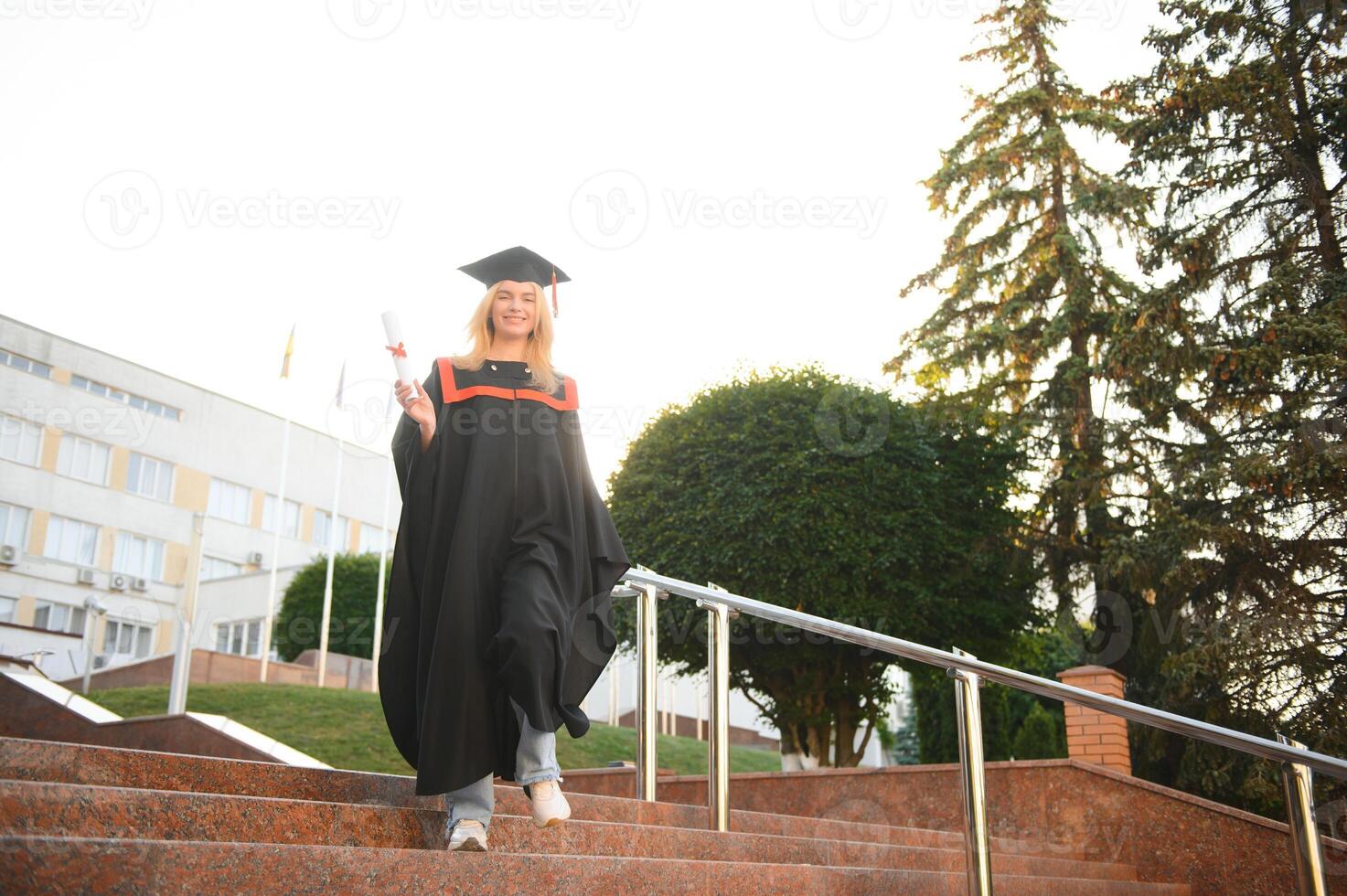 éducatif thème graduation étudiant fille dans un académique robe. photo
