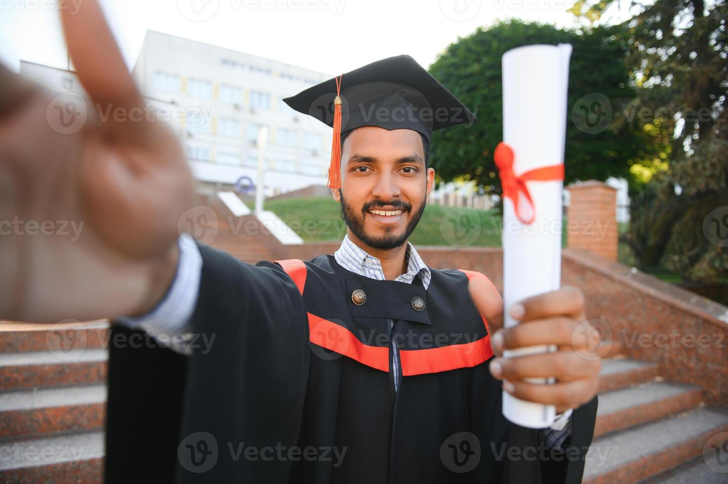 Beau Indien diplômé dans l'obtention du diplôme lueur avec diplôme. photo