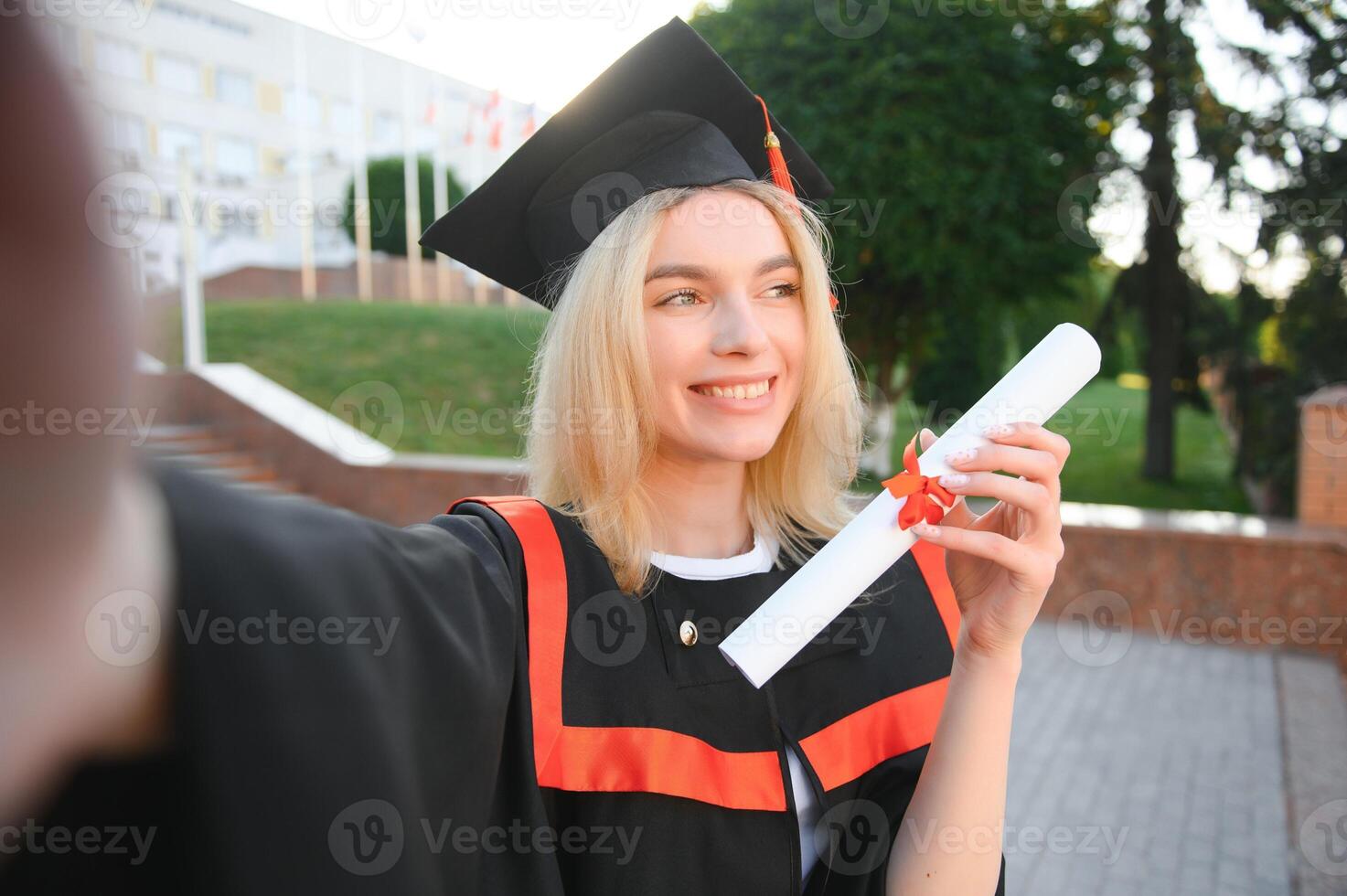 une Jeune femelle diplômé contre le Contexte de université. photo