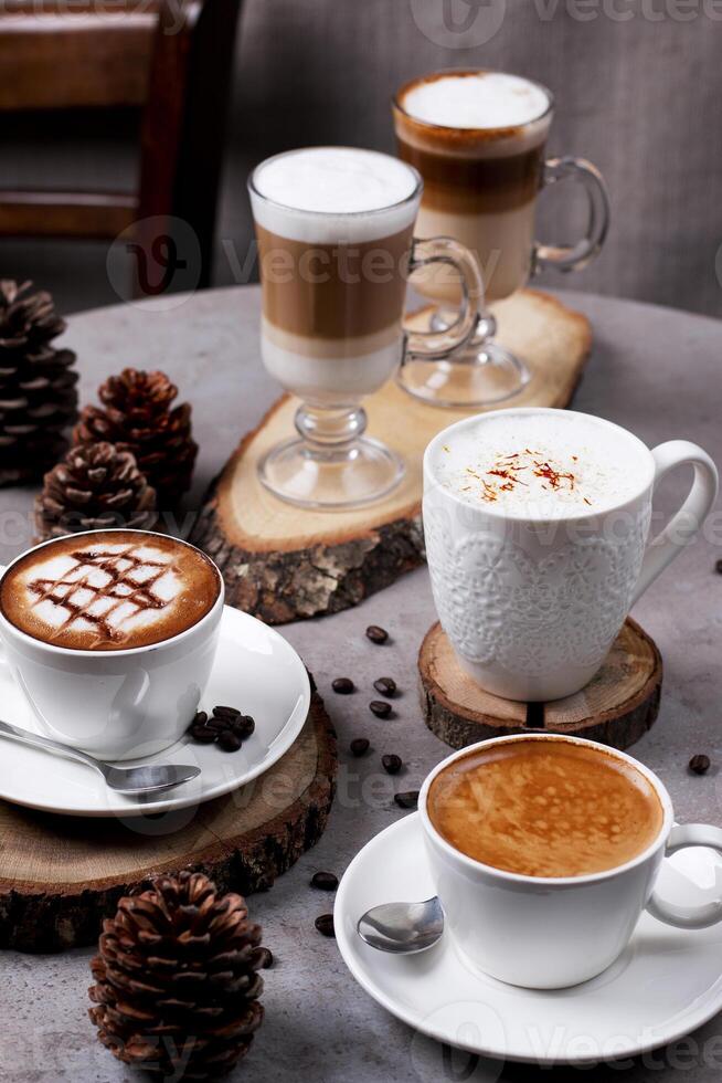 assortiment de café café latté, caramel latté, américain, macchiato, Expresso, cappuccino servi dans tasse isolé sur table côté vue de arabe nourriture photo