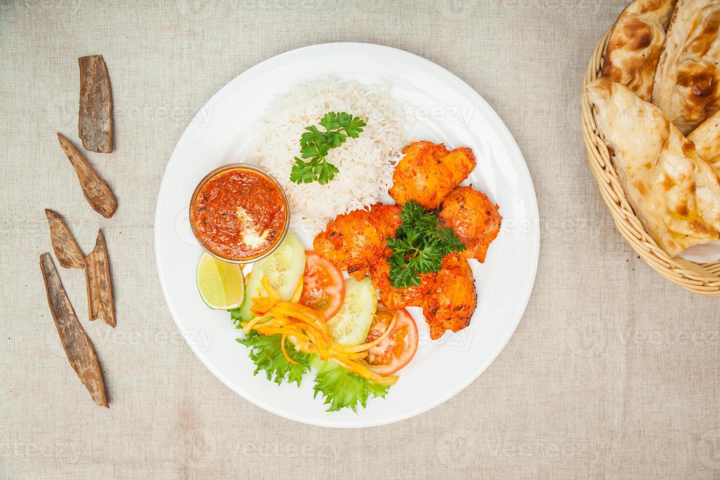 viande de mouton tikka avec plaine riz, salade, chaux, sauce, chutney, Naan et pain servi dans une plat isolé sur table Haut vue de Indien épices nourriture photo