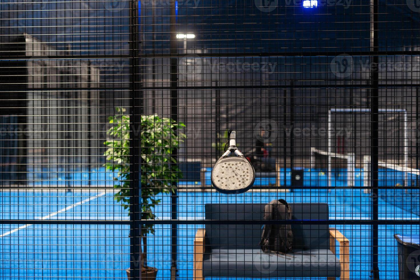 blanc professionnel pagayer tennis raquette avec Naturel éclairage sur bleu Contexte. horizontal sport thème affiche, salutation cartes, en-têtes, site Internet et app photo