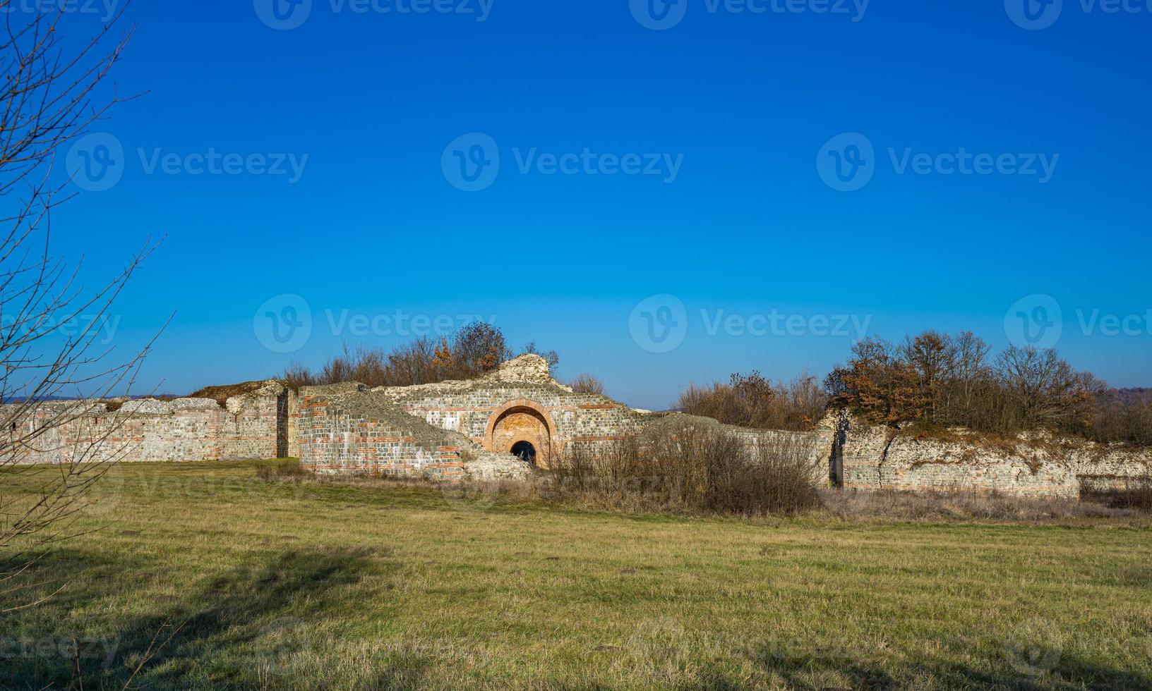 vestiges de l'ancien complexe romain de palais et de temples felix romuliana près de gamzigrad, serbie photo