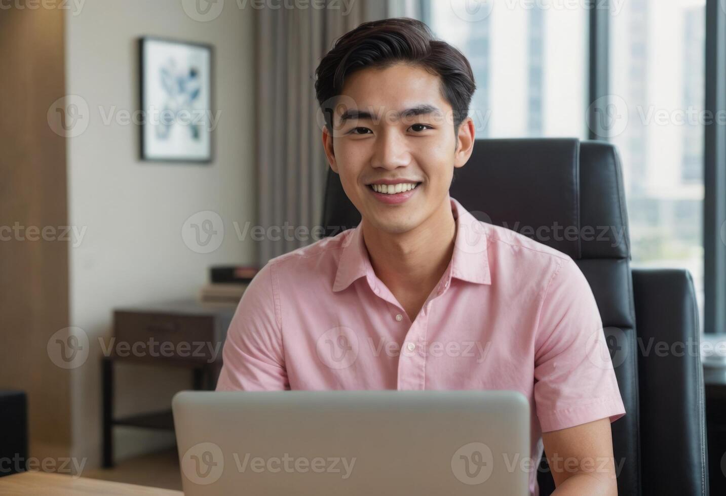 ai généré homme dans rose chemise avec une agréable sourire travail sur portable. détendu Bureau environnement. photo