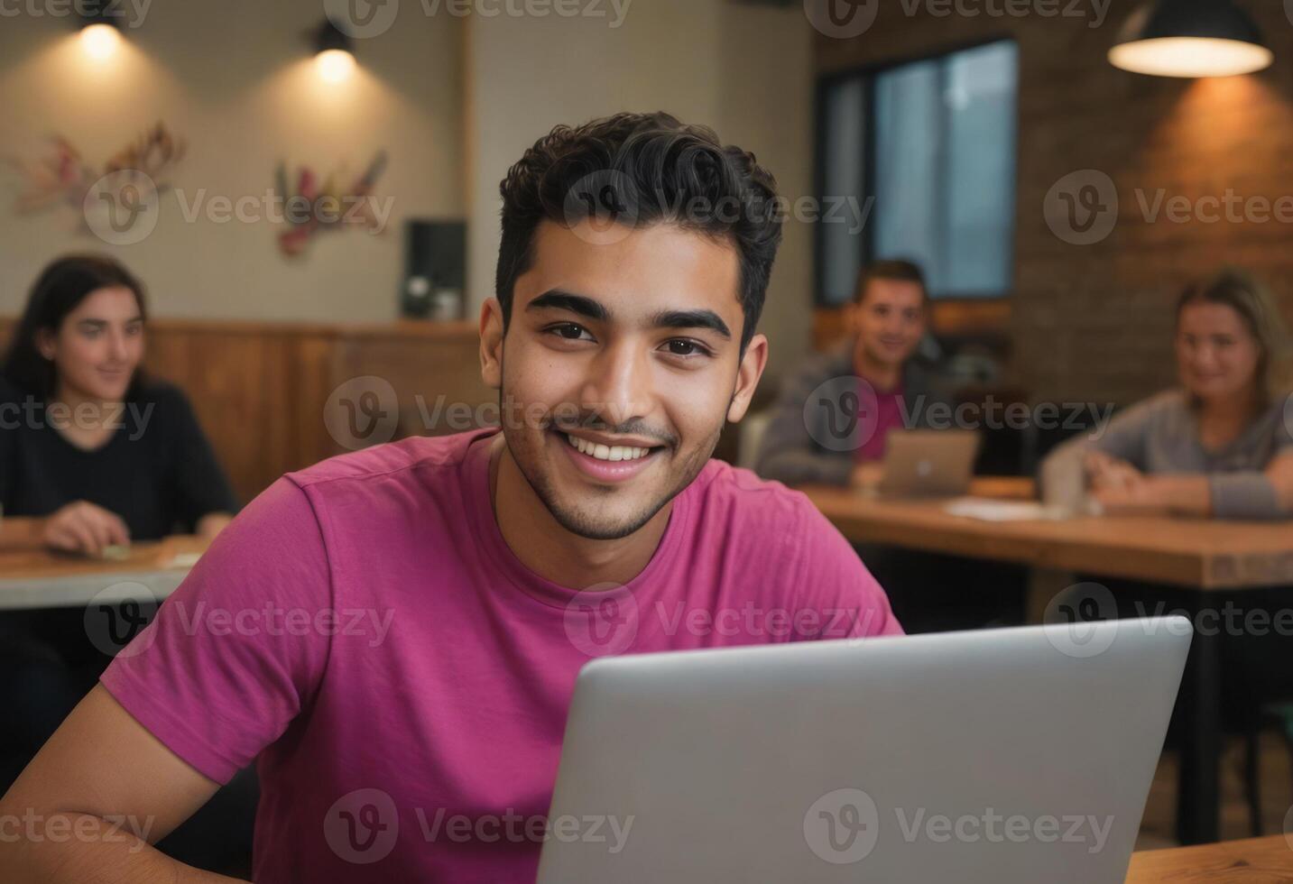 ai généré une souriant homme dans une rose T-shirt travail sur le sien portable. photo