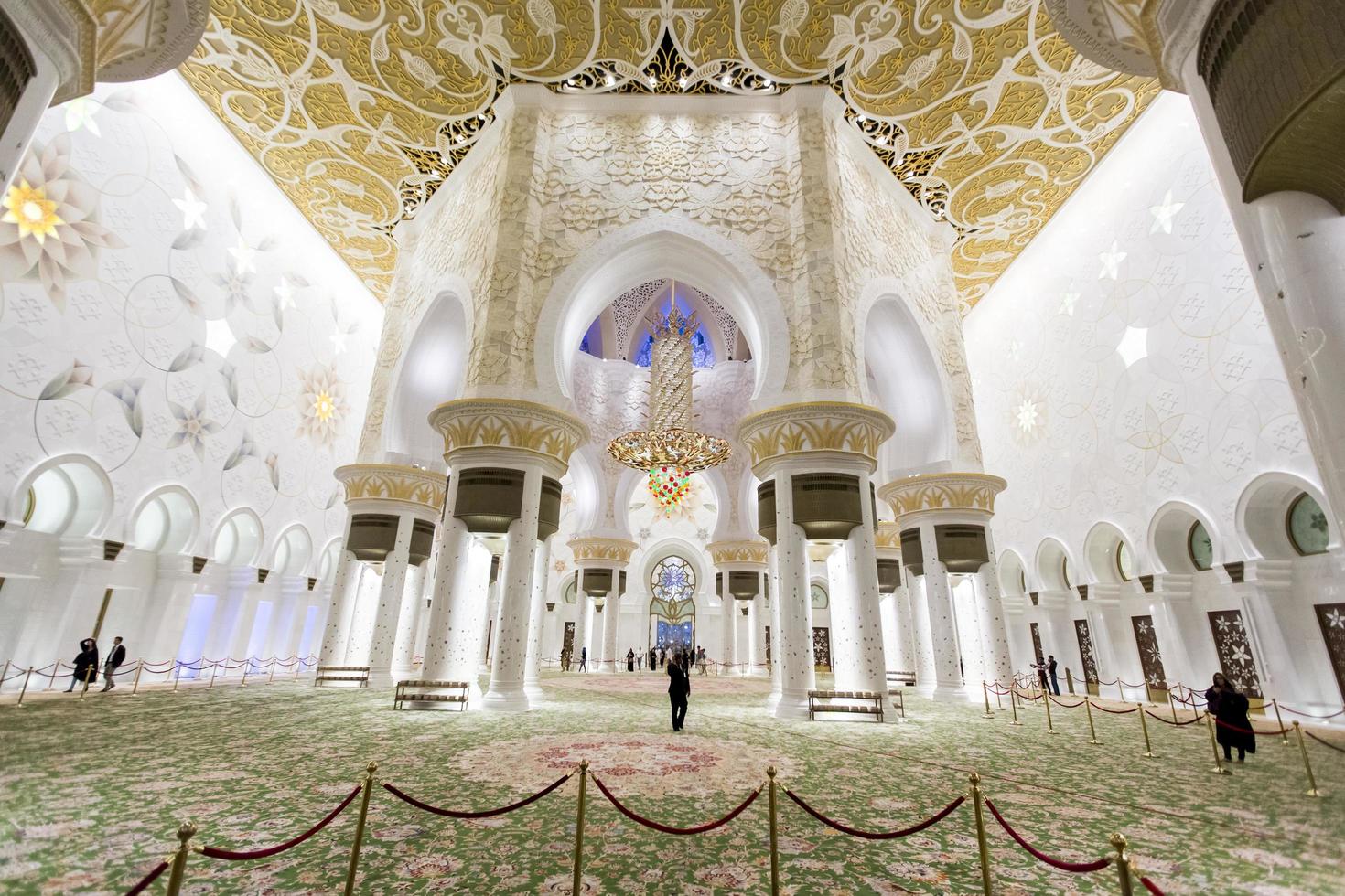 abu dhabi, eau, 4 mai 2015 - intérieur de la mosquée sheikh zayed à abu dhabi. mosquée a été conçue par yusef abdelki et ouverte à 2007. photo