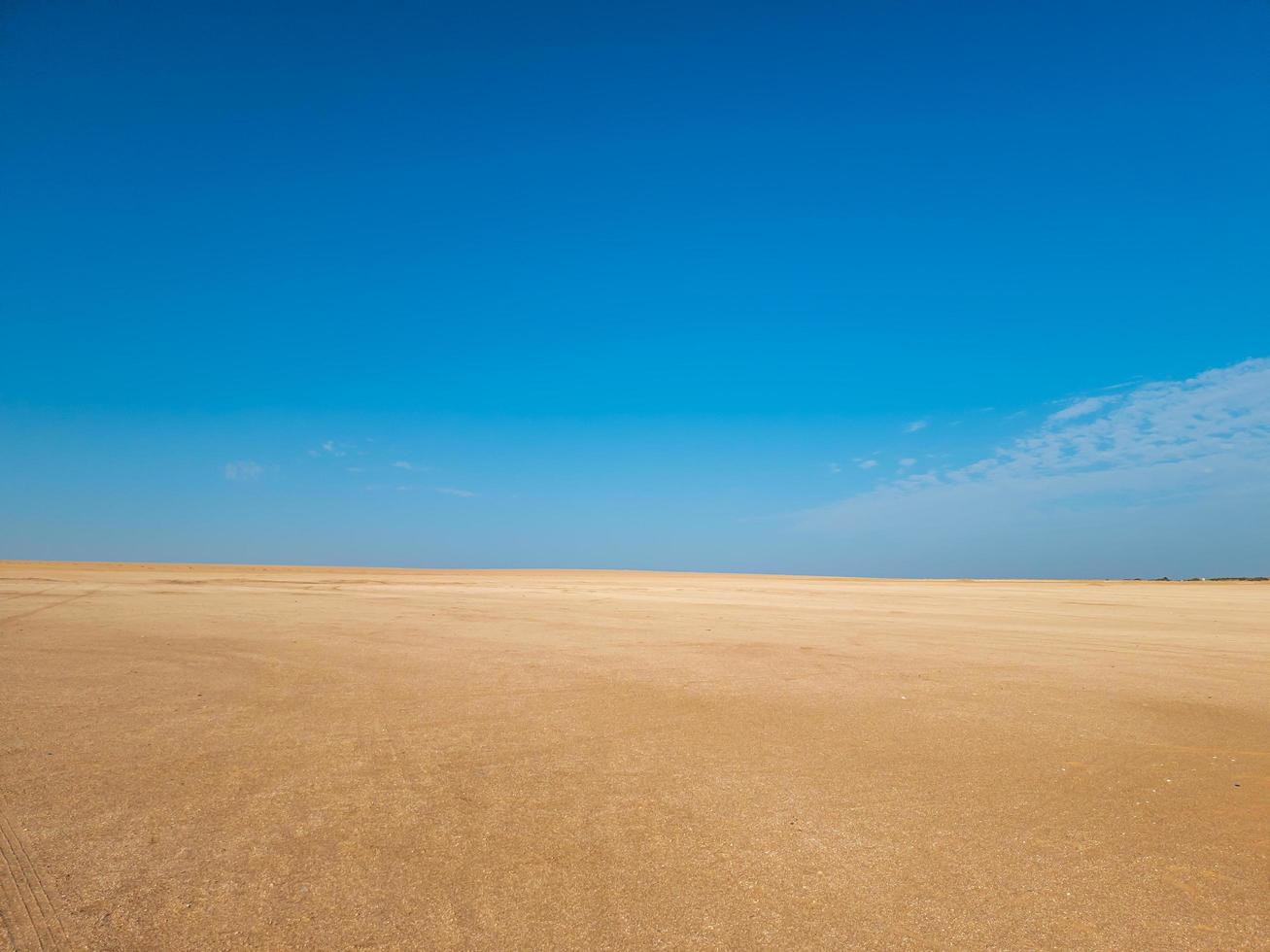 dunes de sable et ciel bleu photo