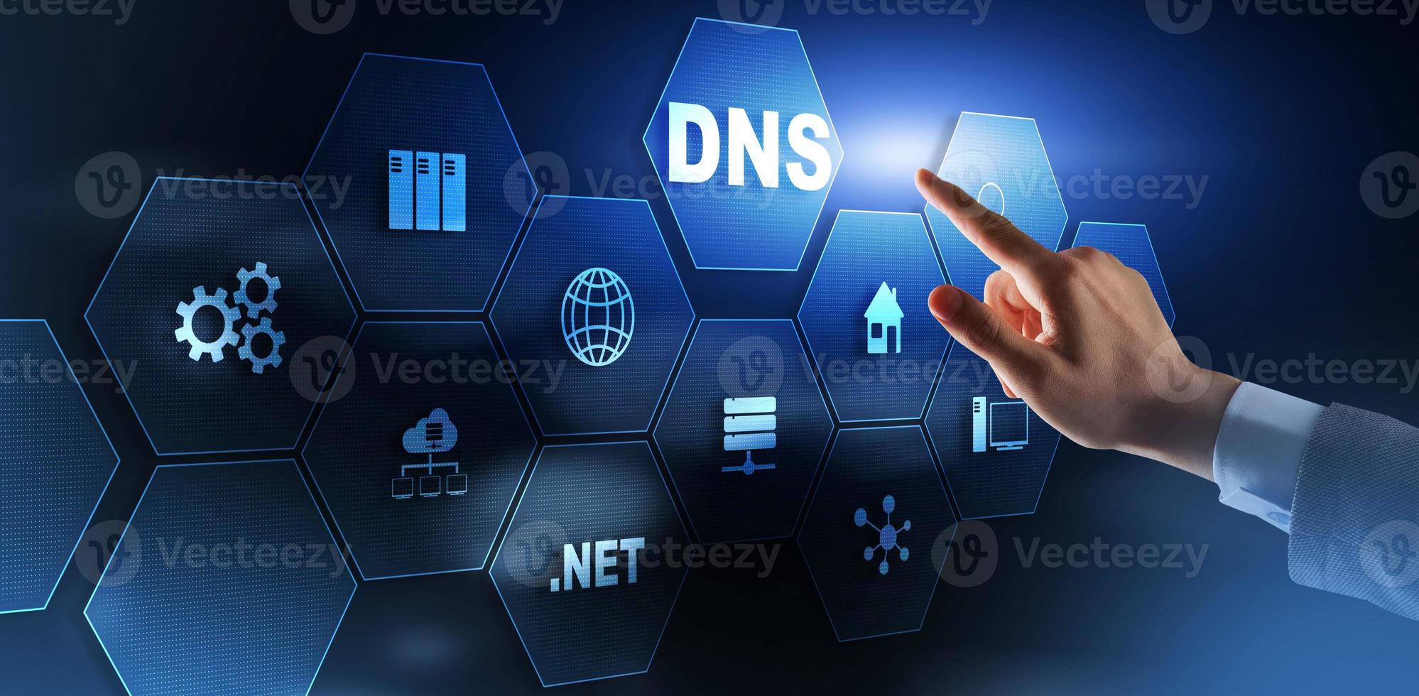 homme d'affaires de concept de DNS touchant sur l'écran virtuel photo