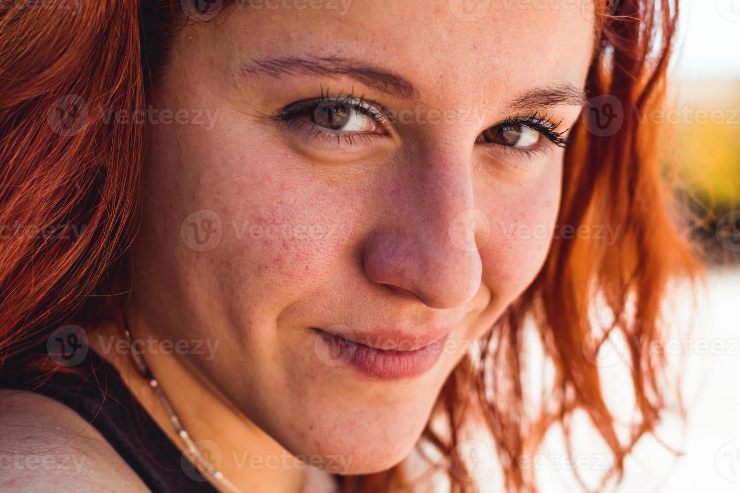 fille rousse heureuse dans un parc, gros plan photo