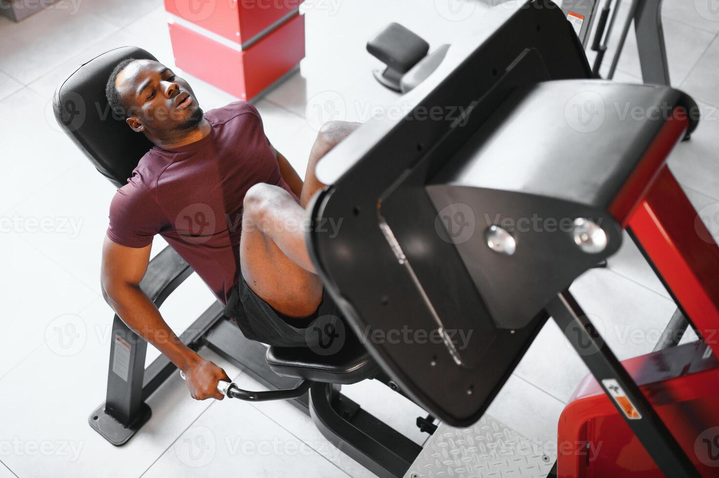 africain américain Jeune homme Faire faire des exercices à le Gym photo