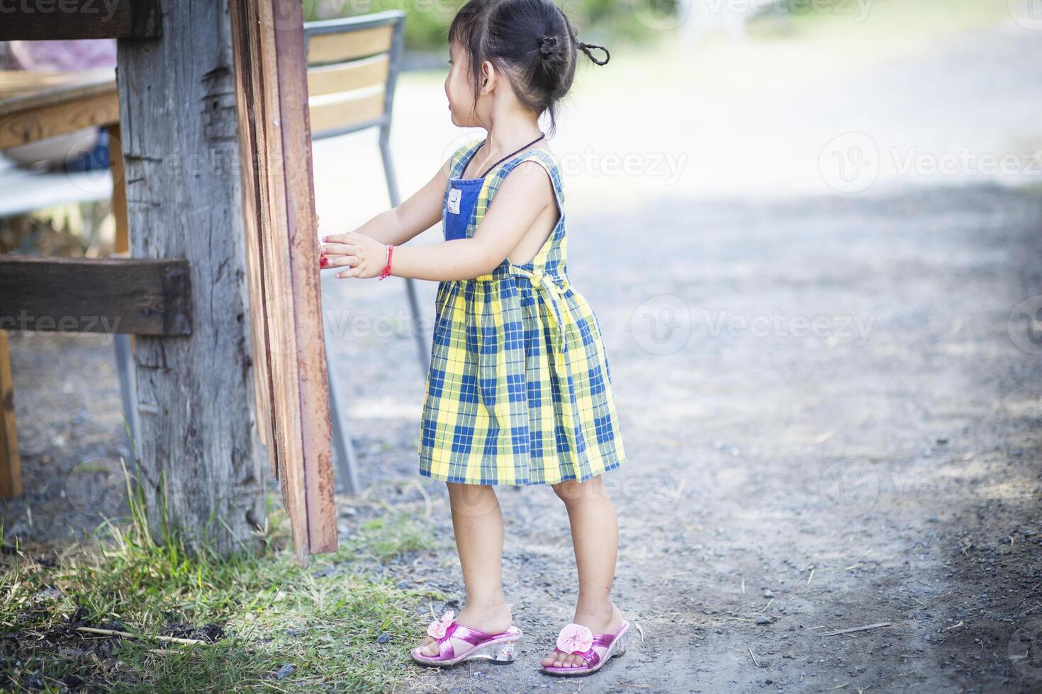 une fille ouvre le porte à une fleur jardin et se félicite se dans magnifique la nature. photo