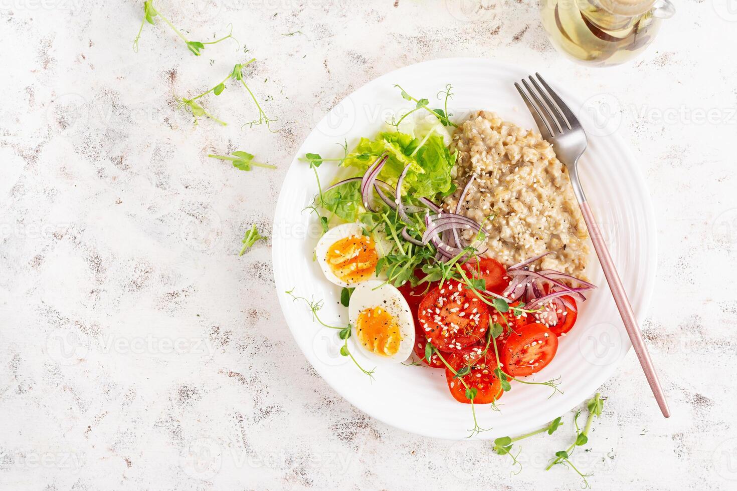 petit déjeuner flocons d'avoine bouillie avec bouilli des œufs et Frais des légumes. en bonne santé équilibré aliments. branché aliments. Haut voir, plat allonger photo