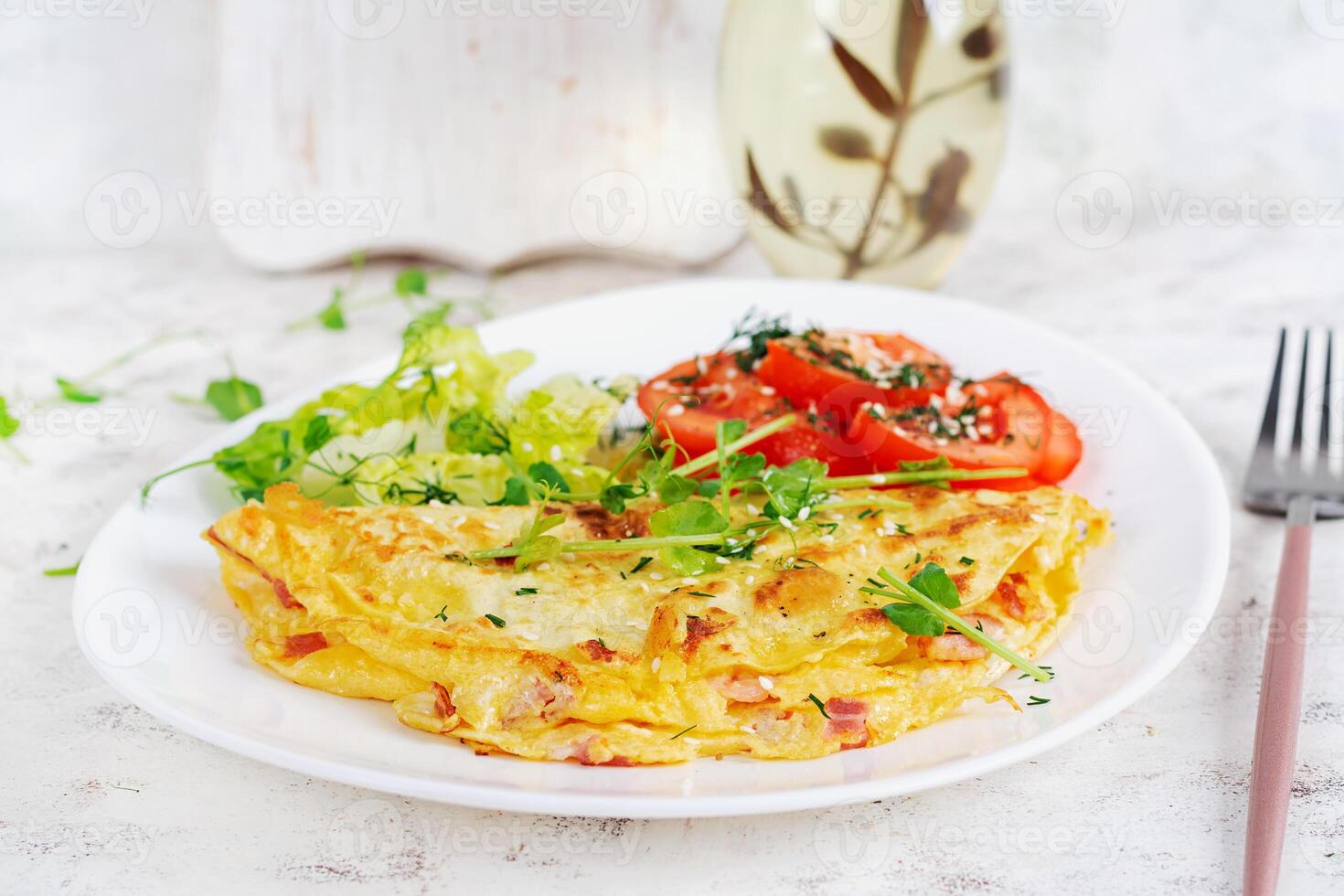 en bonne santé petit-déjeuner.quesadilla avec omelette, Bacon et tomates salade. céto, cétogène déjeuner. photo