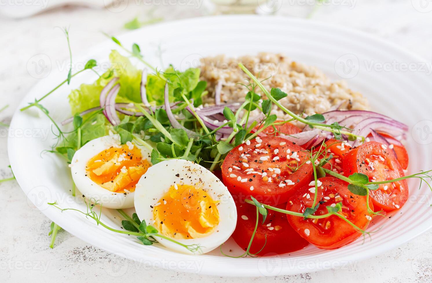 petit déjeuner flocons d'avoine bouillie avec bouilli des œufs et Frais des légumes. en bonne santé équilibré aliments. branché aliments. photo