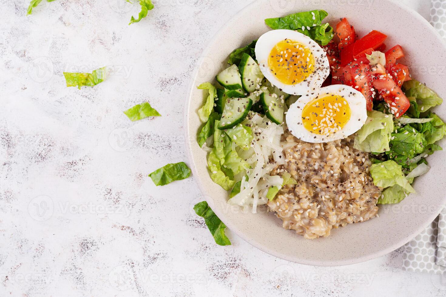 petit déjeuner flocons d'avoine bouillie avec bouilli œufs, tomate, concombre et oignons. en bonne santé équilibré aliments. branché aliments. Haut voir, plat allonger photo