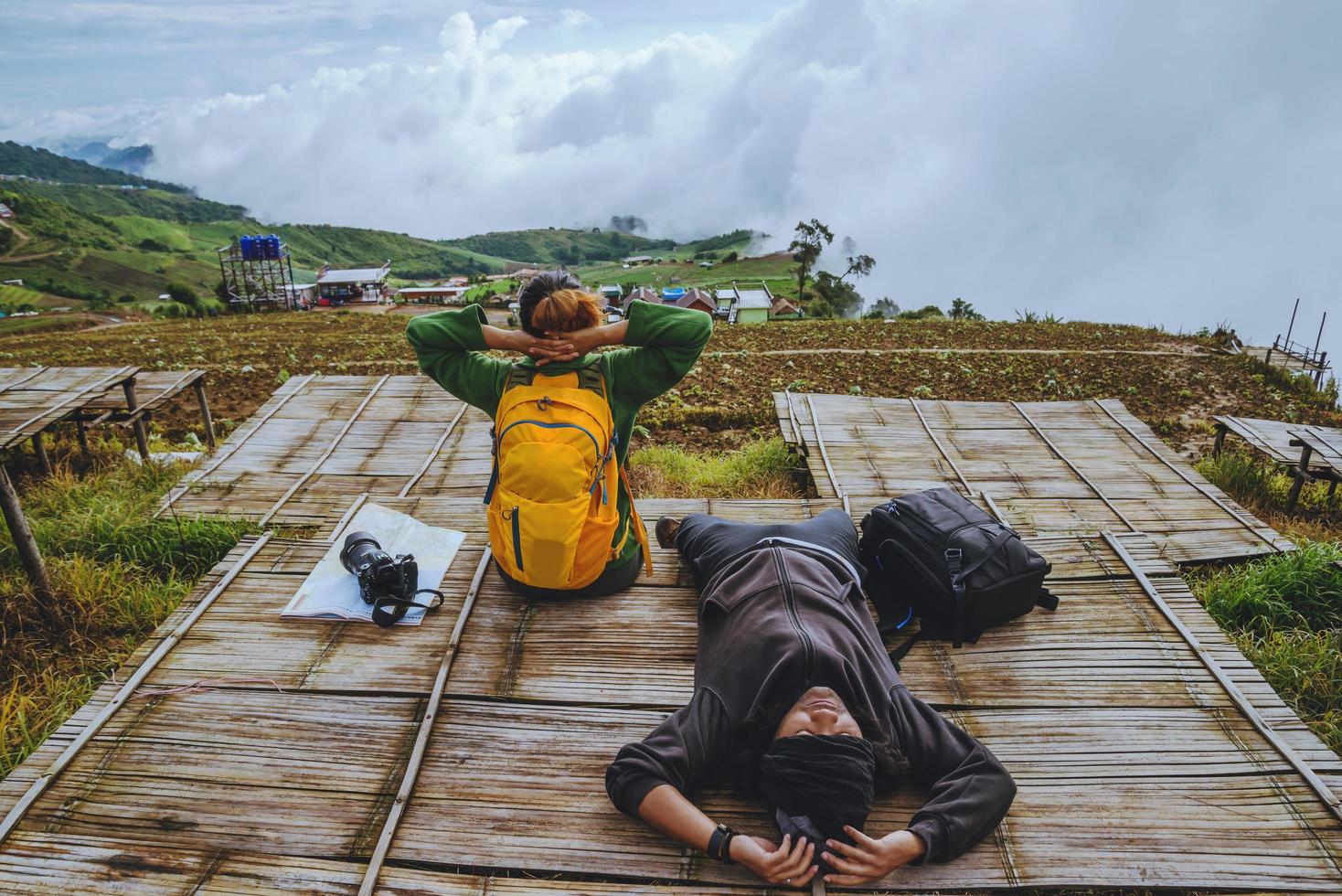 amant femme et hommes asiatiques voyagent se détendre pendant les vacances. voir la carte explorer les montagnes photo